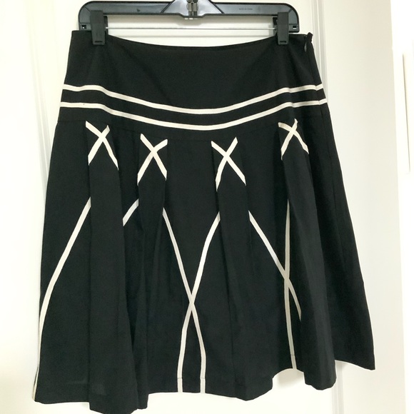 ÍSHYU Black Skirt - Picture 2 of 2